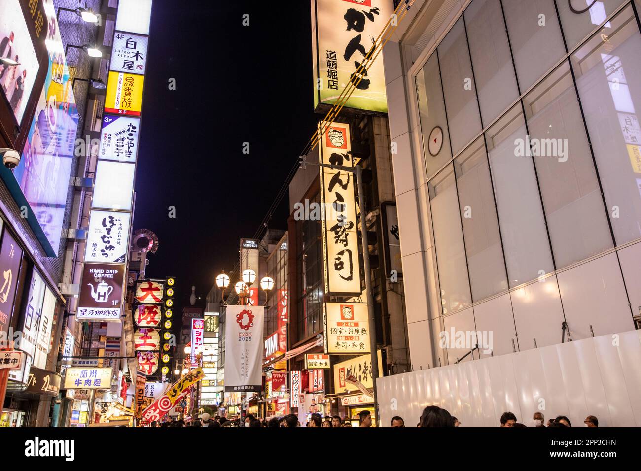 La vie nocturne d'Osaka avril 2023, la foule dans le quartier de Dotonbori après le coucher du soleil, avec les célèbres rues illuminées au néon d'Osaka, Japon, soirée de printemps, Asie Banque D'Images