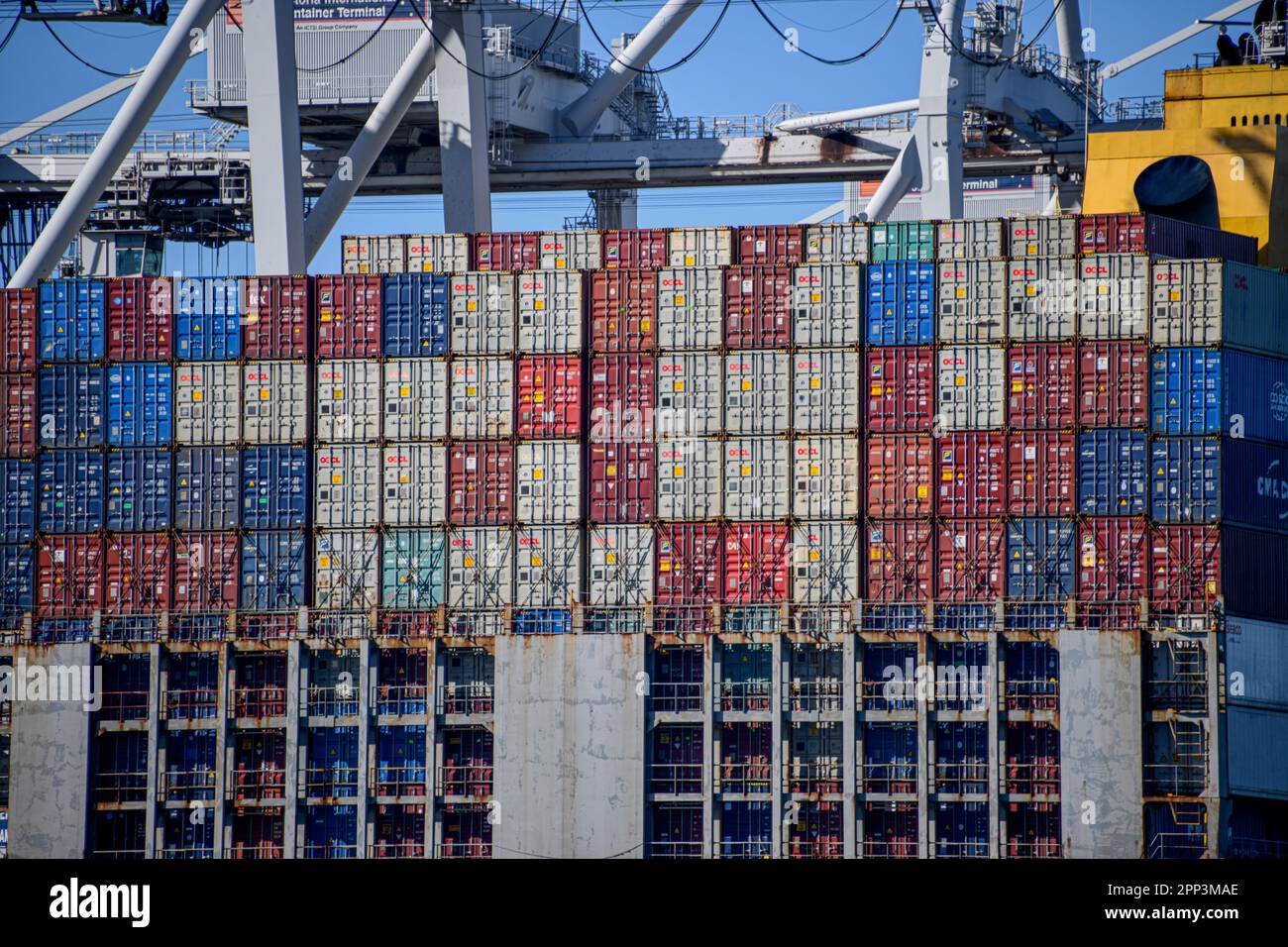 Navires porte-conteneurs déchargés à Port Melbourne par Cranes, Port Melbourne Victoria, Australie Banque D'Images
