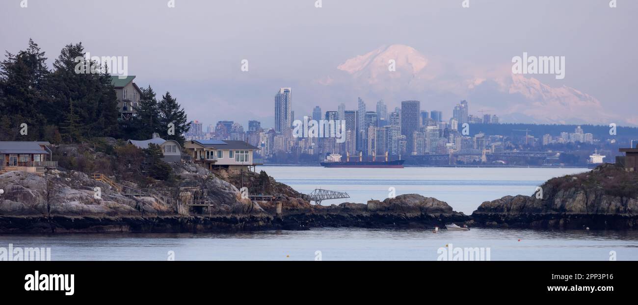 Chalets sur passage Island avec les bâtiments du centre-ville et mnt Baker en arrière-plan Banque D'Images