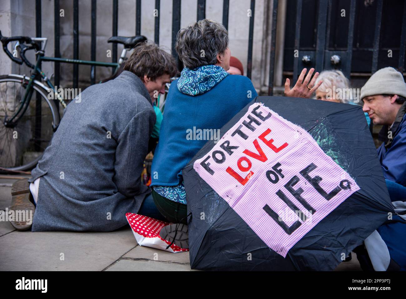 Londres, Royaume-Uni. 21st avril 2023. Un panneau est plaqué sur un parapluie qui dit « pour l'amour de la vie » lors de la démonstration « The Big One » dans le centre de Londres. La manifestation Big One prévoyait la présence de 50 000 personnes à Westminster pour se joindre à la plus grande manifestation contre les crises politiques et climatiques communes jamais tenues au Royaume-Uni. (Photo de Loredana Sangiuliano/SOPA Images/Sipa USA) crédit: SIPA USA/Alay Live News Banque D'Images