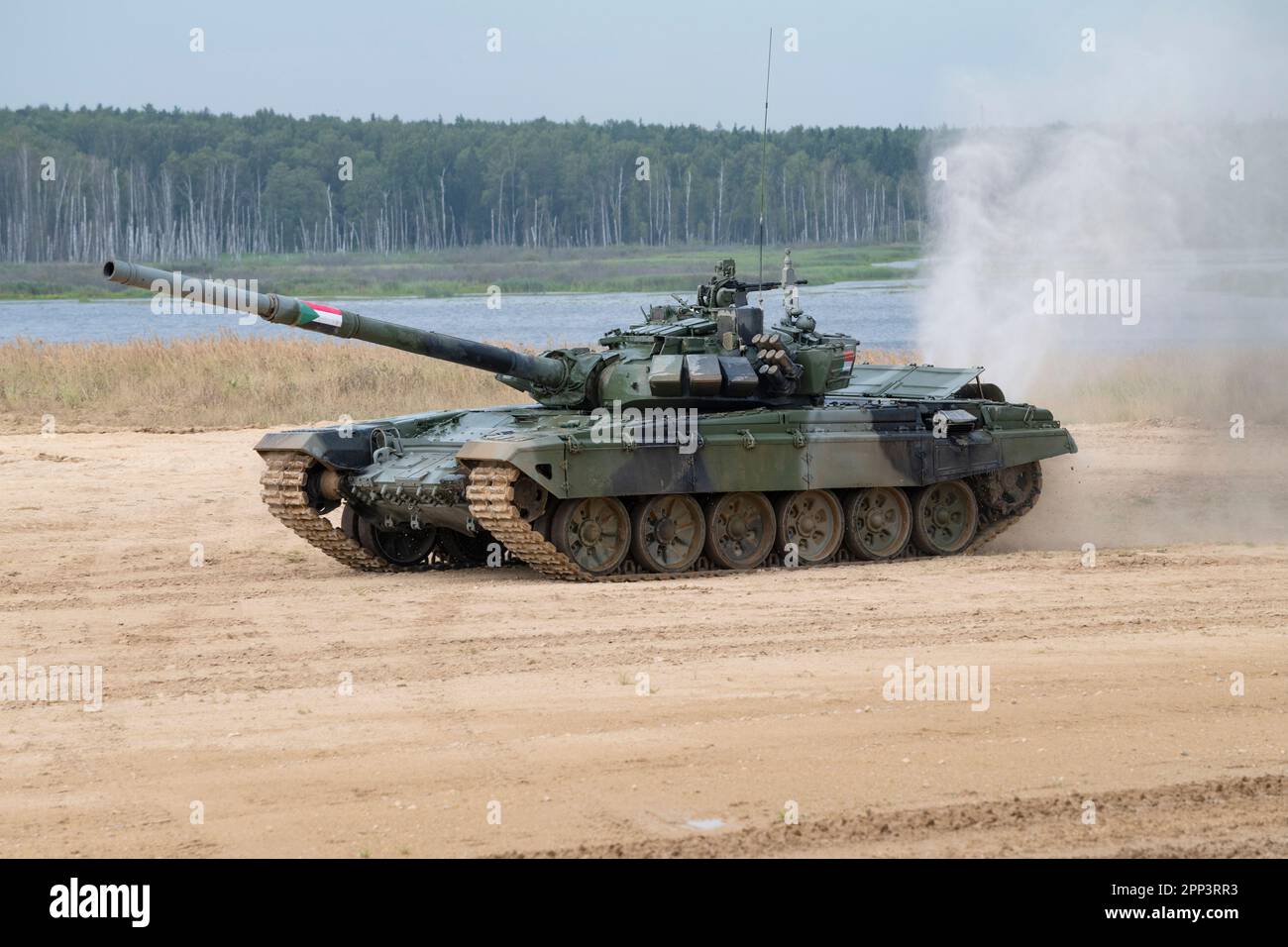 ALABINO, RUSSIE - 19 AOÛT 2022 : char russe du T-72B3 sur la compétition de biathlon en char. Jeux de guerre internationaux Banque D'Images