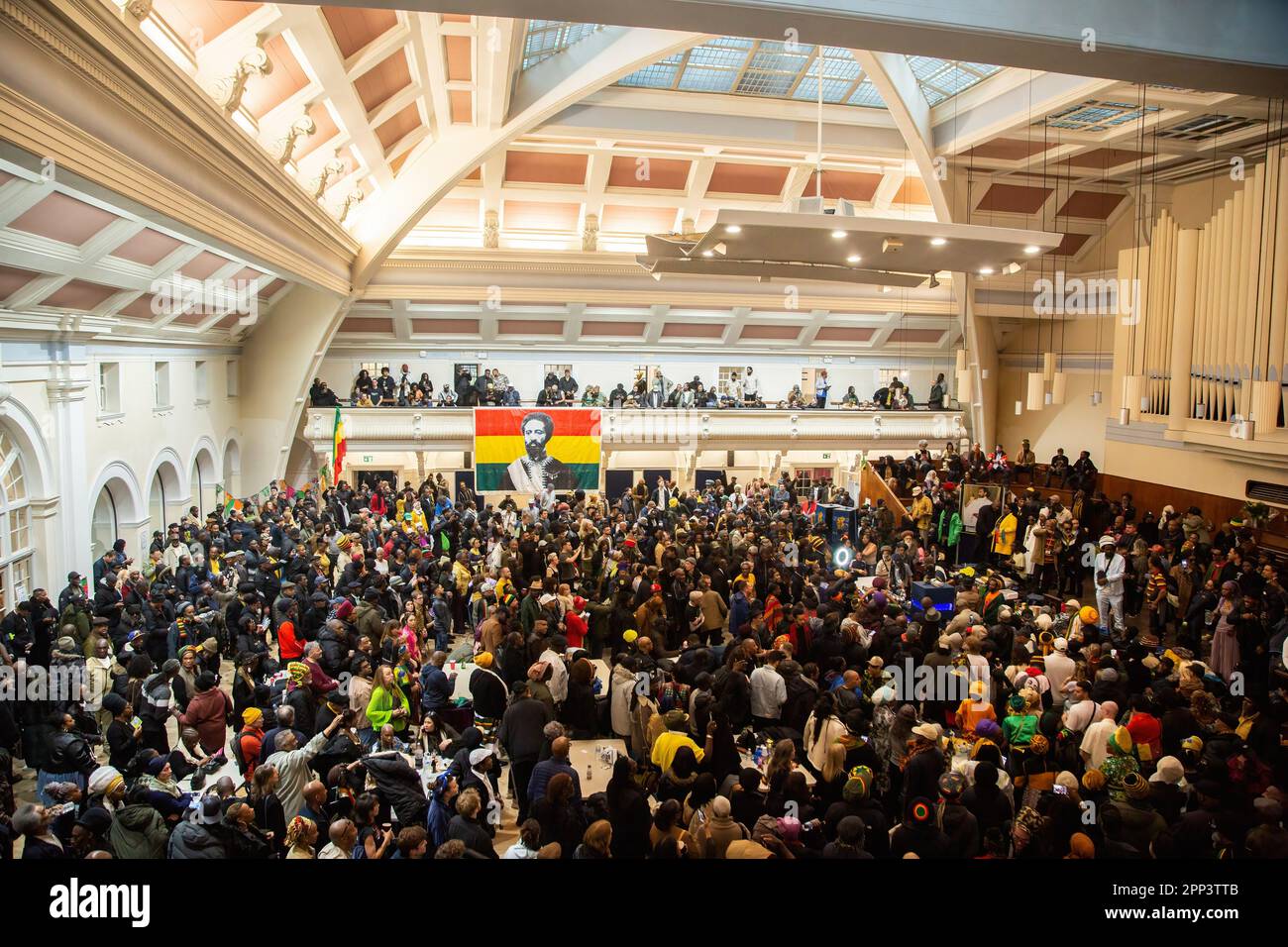 Londres, Royaume-Uni. 21st avril 2023. Une foule de gens se rassemble à Jah Shaka's Nine Night au Great Hall, l'université de Goldsmith à Londres. L'événement respecte le légendaire opérateur de système audio de reggae et de dub, également connu sous le nom de Zulu Warrior, décédé le 12th avril 2023, à l'âge de 75 ans. (Photo de Thabo Jaiyesimi/SOPA Images/Sipa USA) crédit: SIPA USA/Alay Live News Banque D'Images