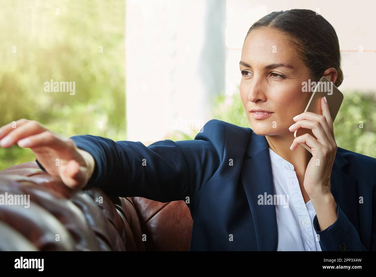 Shes un leader né. une jeune femme d'affaires parle sur un téléphone portable. Banque D'Images