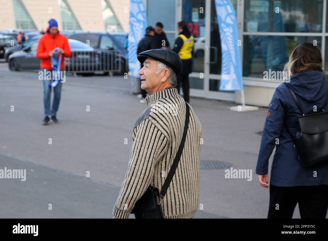 Saint-Pétersbourg, Russie. 21st avril 2023. Les gens marchent dans le parc de la victoire de Primorsky sur un temps de printemps nuageux à Saint-Pétersbourg. Crédit : SOPA Images Limited/Alamy Live News Banque D'Images