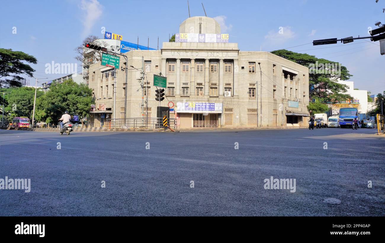 Bangalore,Karnataka,Inde-18 avril 2023: LIC ou compagnie d'assurance-vie de l'Inde construire JC Road, cercle de corporation avec ciel clair fond. Banque D'Images