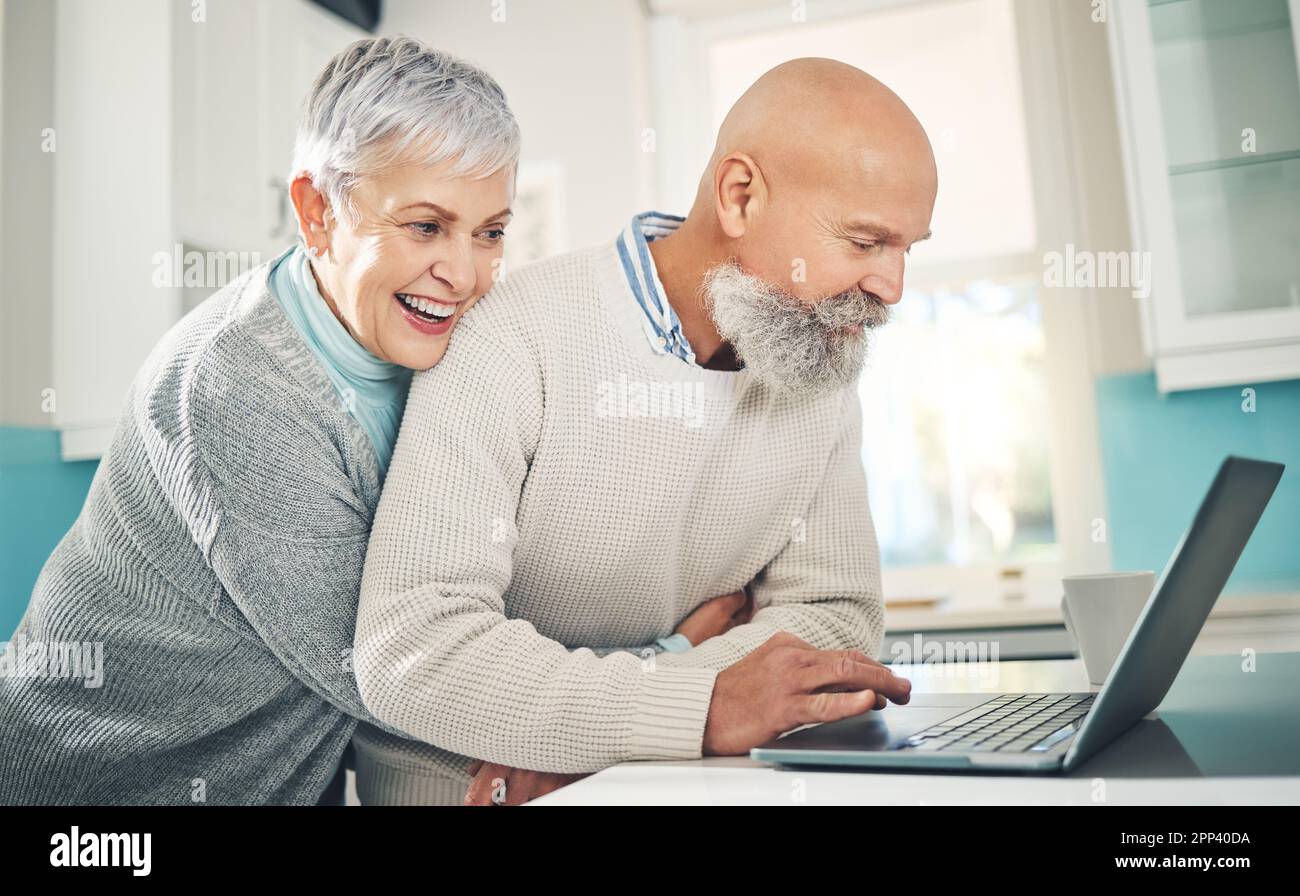 E-mail Heureux Et Couple Senior Avec Ordinateur Portable Pour