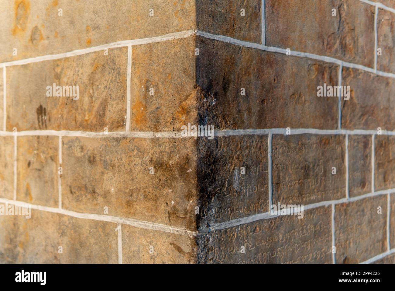 Coin mural en pierre, avec le soleil d'un côté et l'ombre de l'autre. Sur le mur en pierre du temple de Chidambaram à Tamil Nadu, Banque D'Images