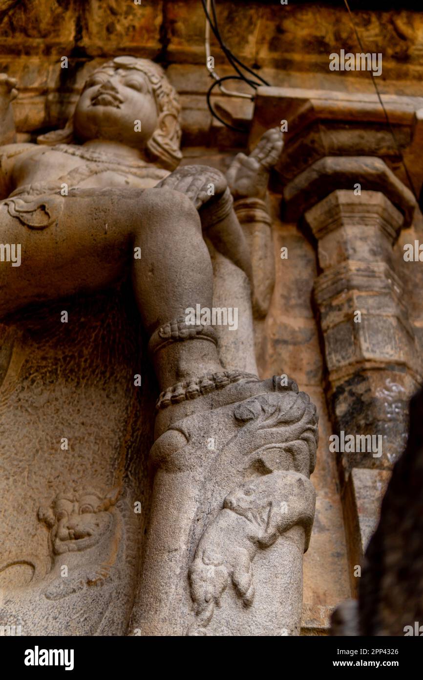 La statue de Bwara Balagar debout au sommet d'un serpent qui s'emboîte d'un énorme éléphant. Se référant au sens figuré à la taille des gardes d'entrée de Shiva. Banque D'Images