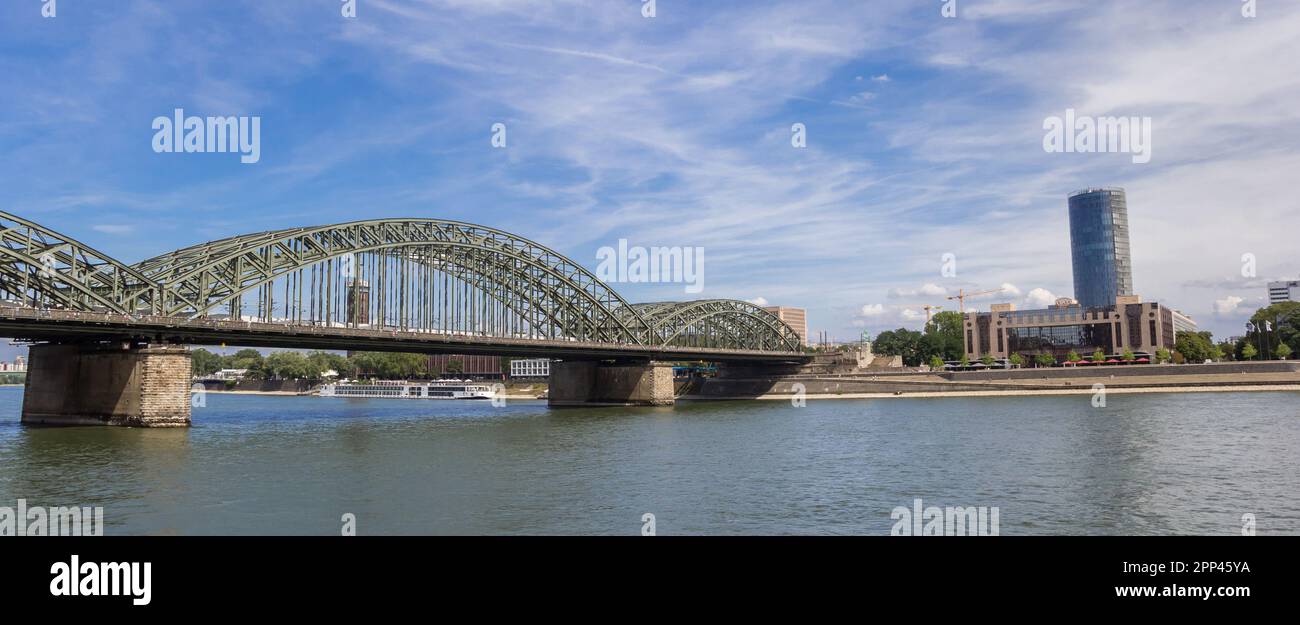 Panorama du pont historique en acier sur le Rhin à Cologne, Allemagne Banque D'Images