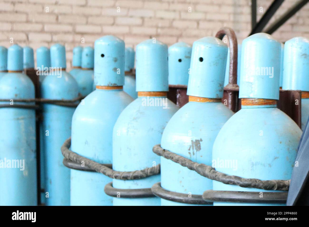 Grandes bouteilles de gaz bleu en fer avec de l'oxygène, de l'air et de l'hélium sous une pression interne excessive pour stocker les gaz comprimés, liquéfiés et dissous sous pression Banque D'Images