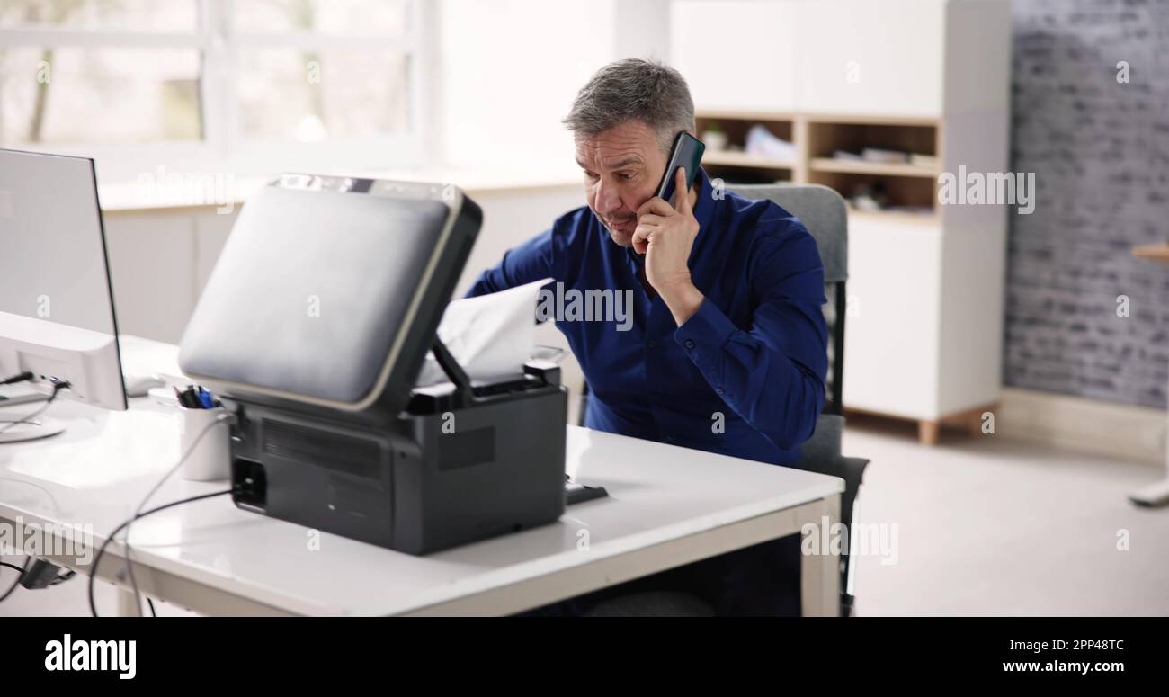 Agacé par un problème de toner de l'imprimante bureautique cassé Banque D'Images