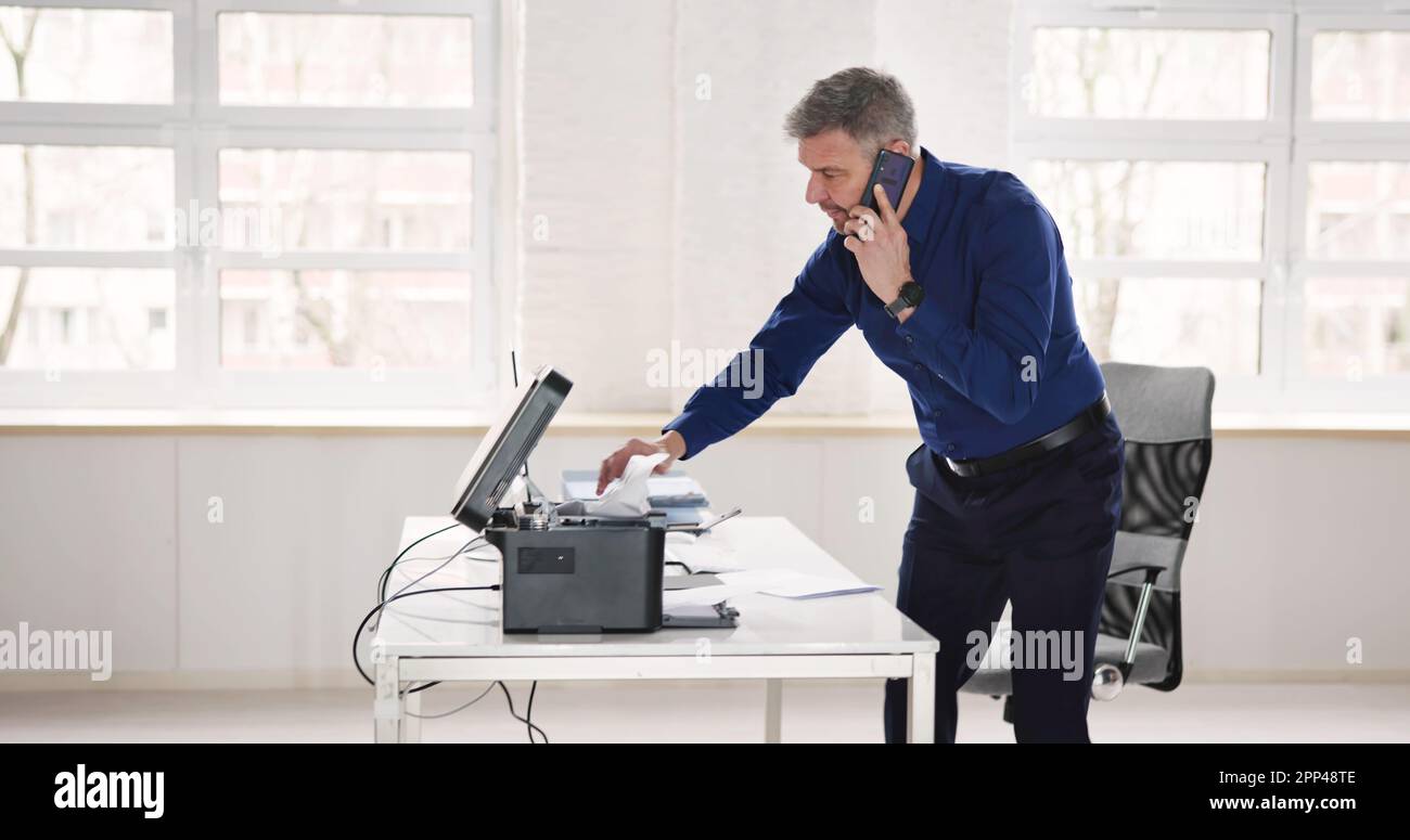 Agacé par un problème de toner de l'imprimante bureautique cassé Banque D'Images