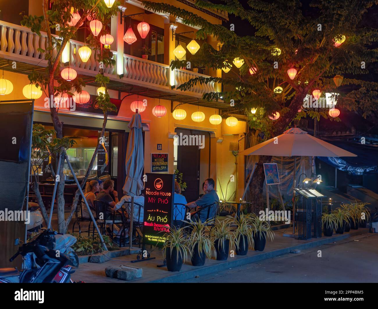 Restaurant de nouilles à Hoi an, province de Quang Nam, Vietnam la nuit. La vieille ville de Hoi an est un site classé au patrimoine mondial, et célèbre pour son bien conservé Banque D'Images