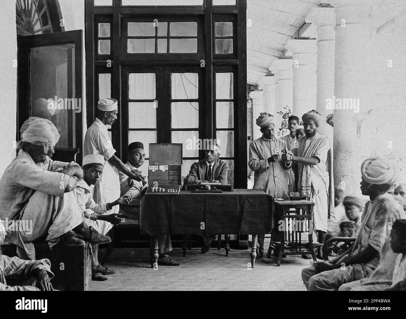 Hôpital de l'Institut Pasteur, Kasauli, Inde. env. 1910. Les patients indiens recevant leur allocation financière quotidienne pour la nourriture. Les adultes reçoivent 6 annas A. Banque D'Images
