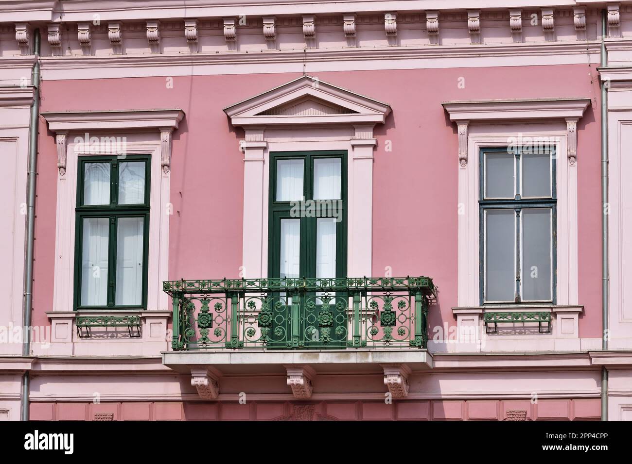 Façade d'une maison rose dans le centre-ville de Szeged Banque D'Images