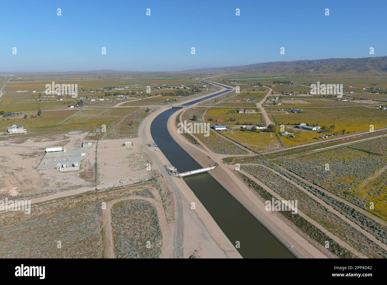 Une vue aérienne du gouverneur Edmund G. Brown California Aqueduct East Branch dans la colonie de Neenach près de Lancaster, Calif.le vendredi 21 avril 2023. s Banque D'Images