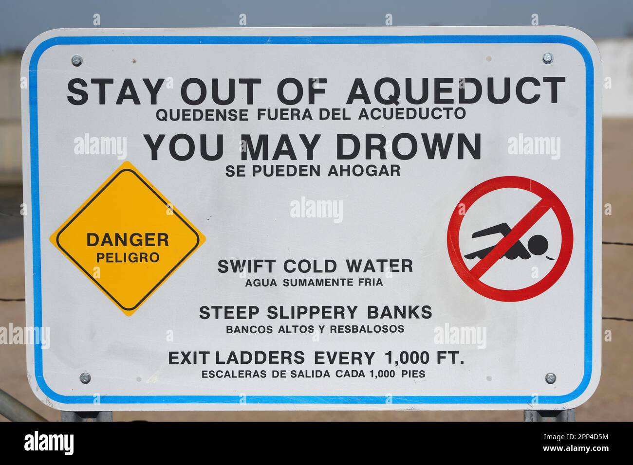 Un panneau d'avertissement au gouverneur Edmund G. Brown California Aqueduct East Branch dans la colonie de Neenach près de Lancaster, Calif.le vendredi 21 avril 2023. s Banque D'Images