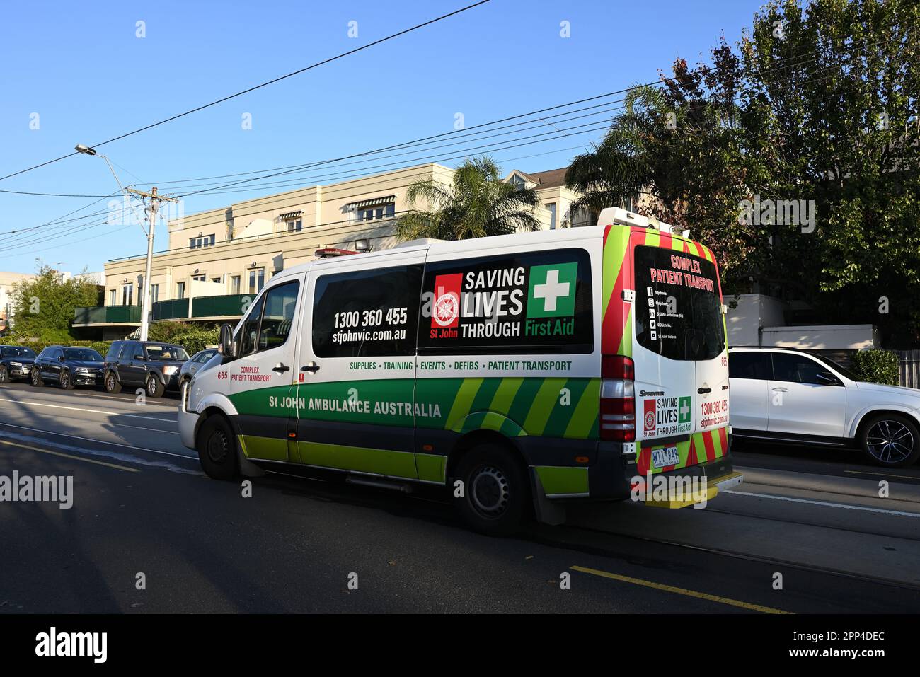 Un véhicule de transport de patients du complexe St John Ambulance Australia, une imprimante Mercedes Benz, qui traverse la banlieue de Melbourne Banque D'Images