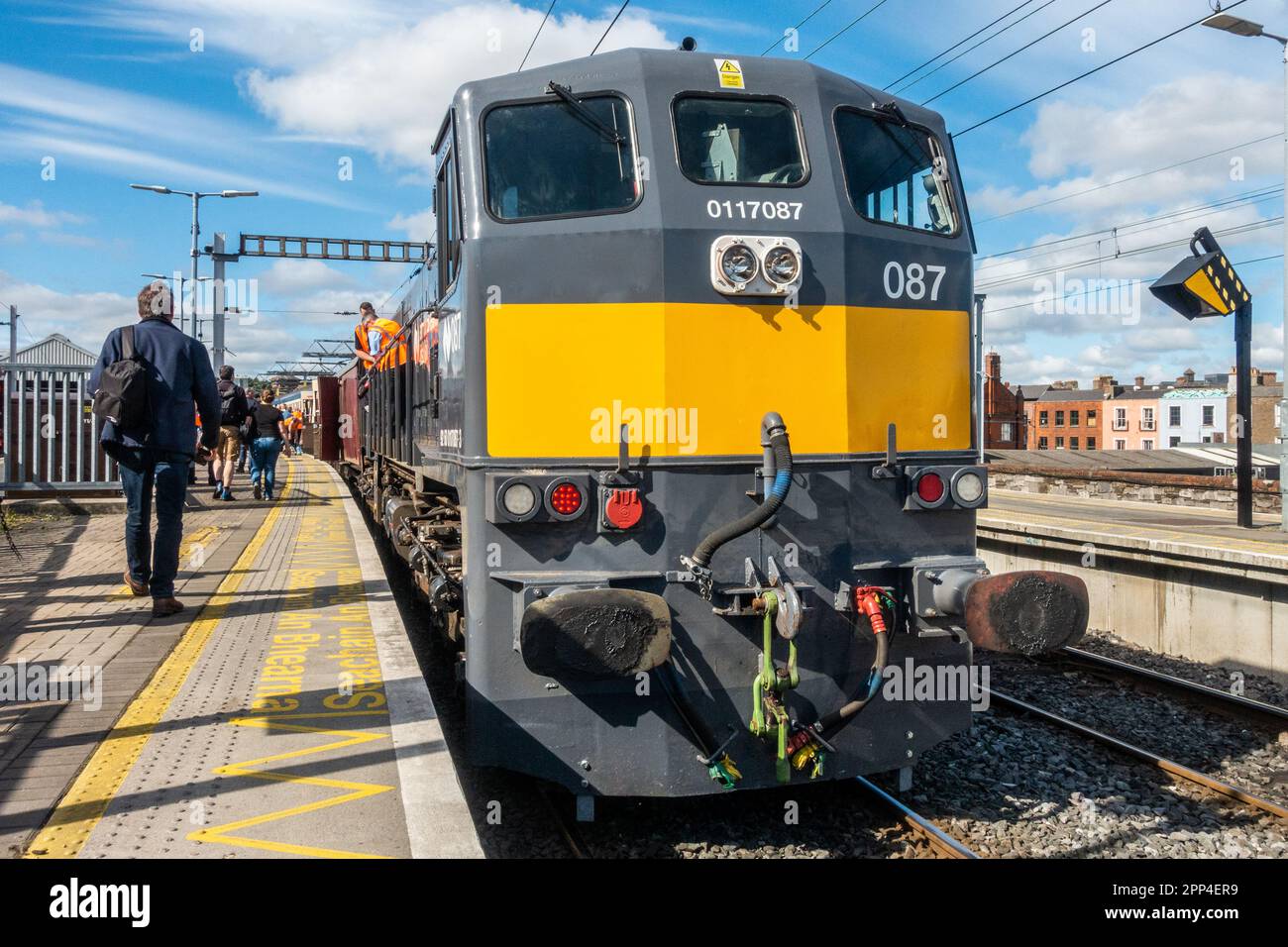 Irish Rail/Iarnród Éireann locomotive 117087 se préparant à partir de la gare Connolly de Dublin, Dublin, Irlande. Banque D'Images