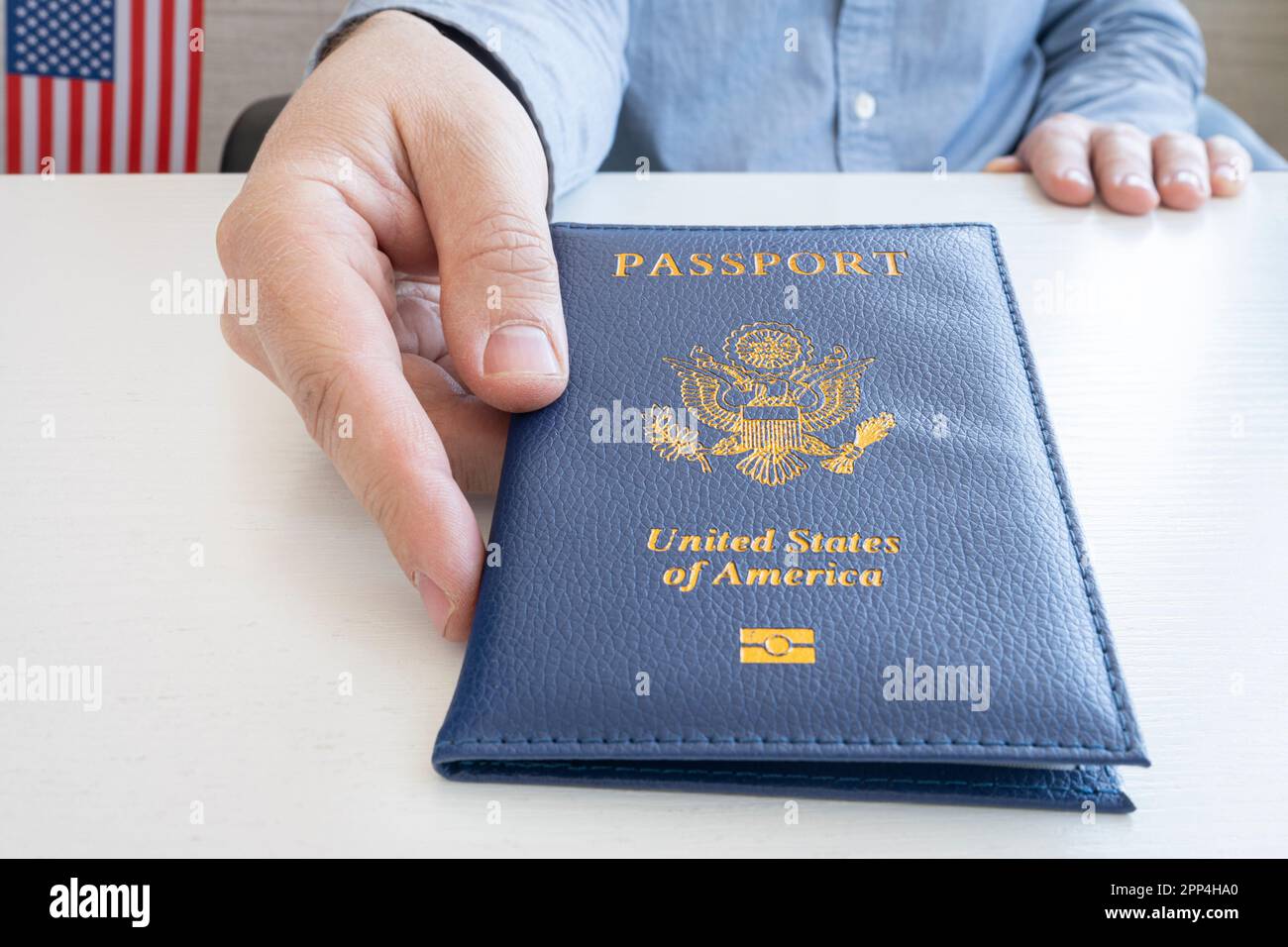 La main d'un homme donne un passeport américain. Service de migration, vérification des documents. Banque D'Images
