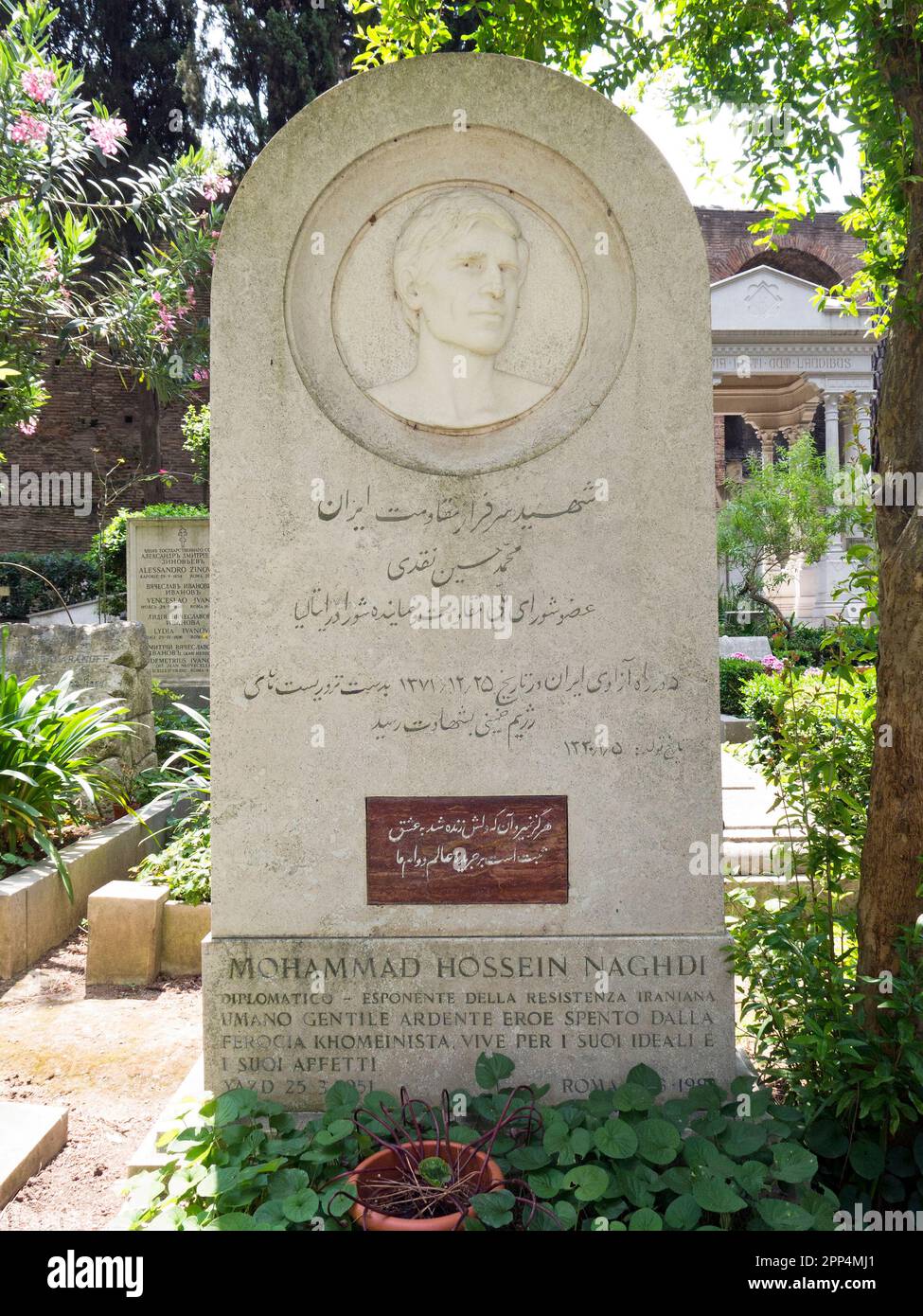 Tombe du dissident iranien Mohammad Hossein Naghdi (1951-1993), tué à Rome sur 16 mars, 1993, cimetière non-catholique dans le district de Testaccio, Rome, IT Banque D'Images