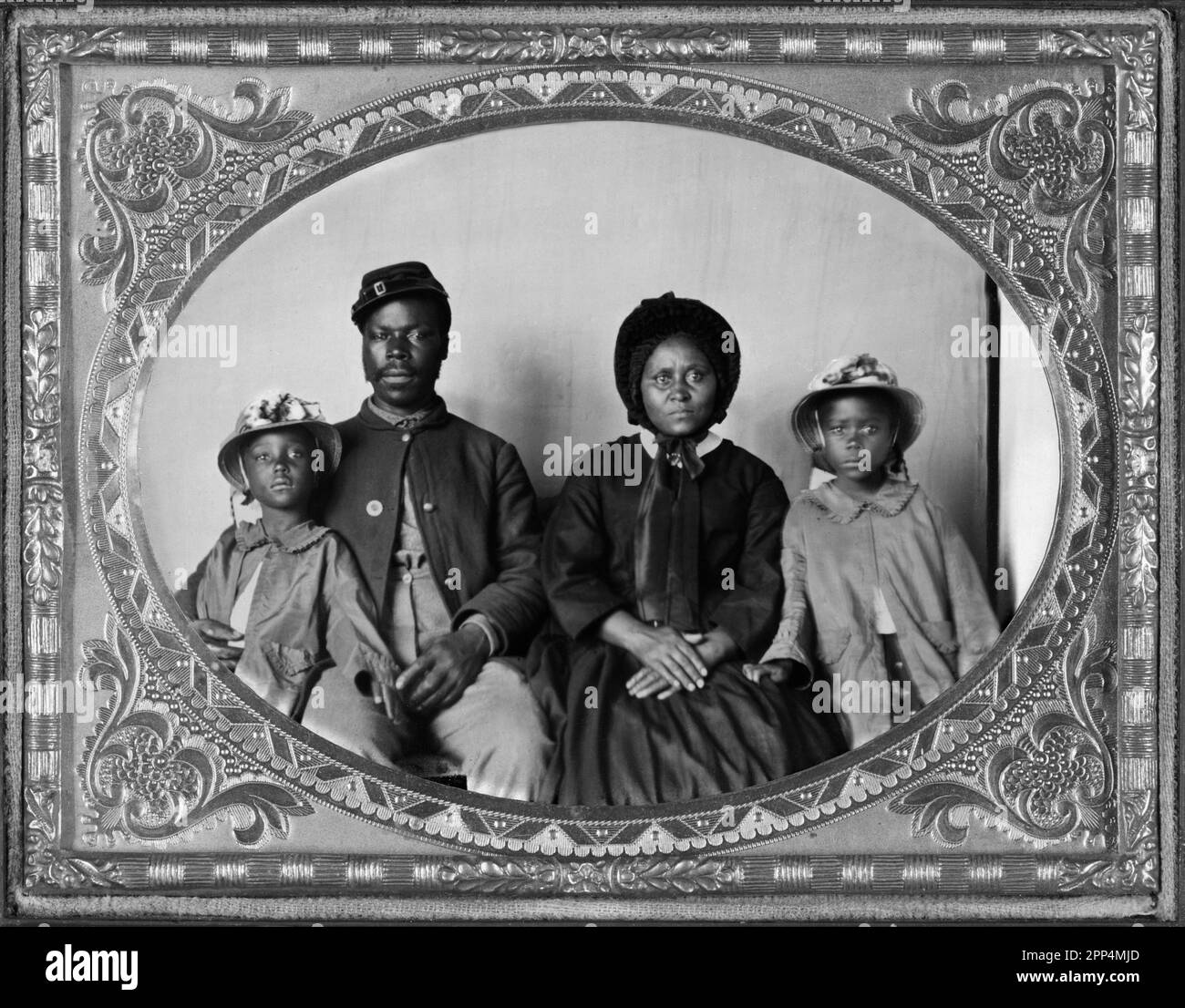 Le Sgt Samuel Smith, soldat afro-américain de l'USCT de 119th, en uniforme d'Union avec sa femme Mollie, et ses filles Mary et Maggie. Entre 1863 Banque D'Images