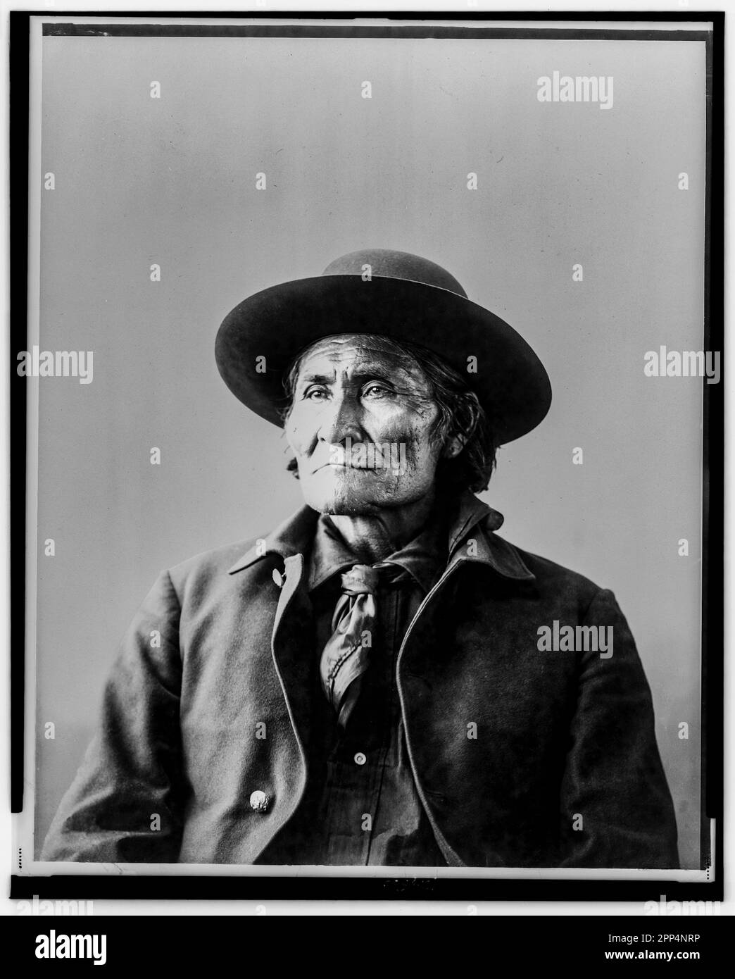 Geronimo (lit. Traduction: 'Celui qui baille'; 1829 – 1909) en l'an 1898. Geronimo était un Chiricahua Apache. Un chef de file et un homme de médecine Banque D'Images