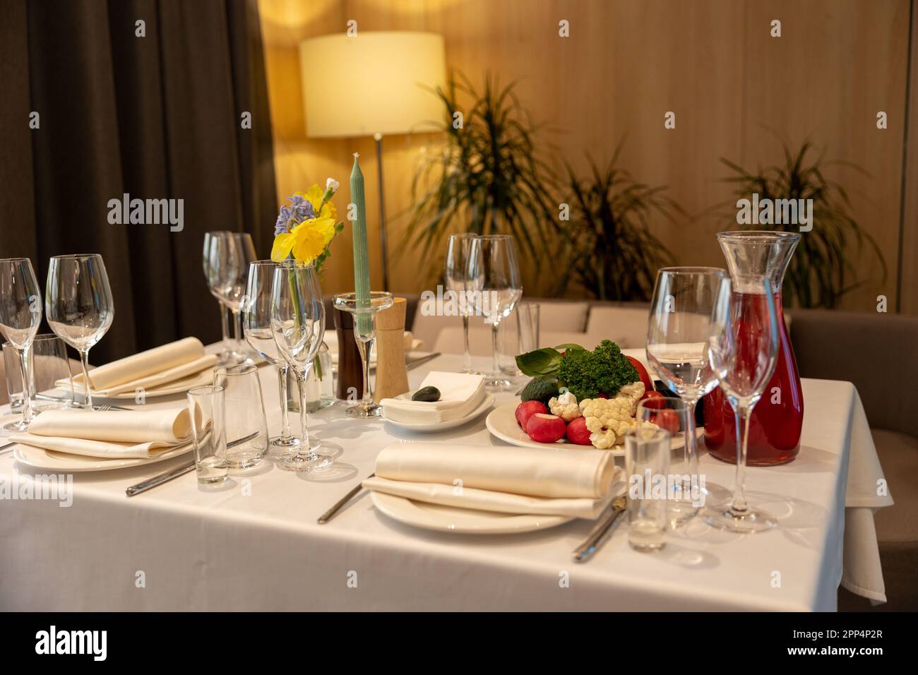 Table de dîner servie dans un restaurant. Restaurant intérieur moderne Banque D'Images