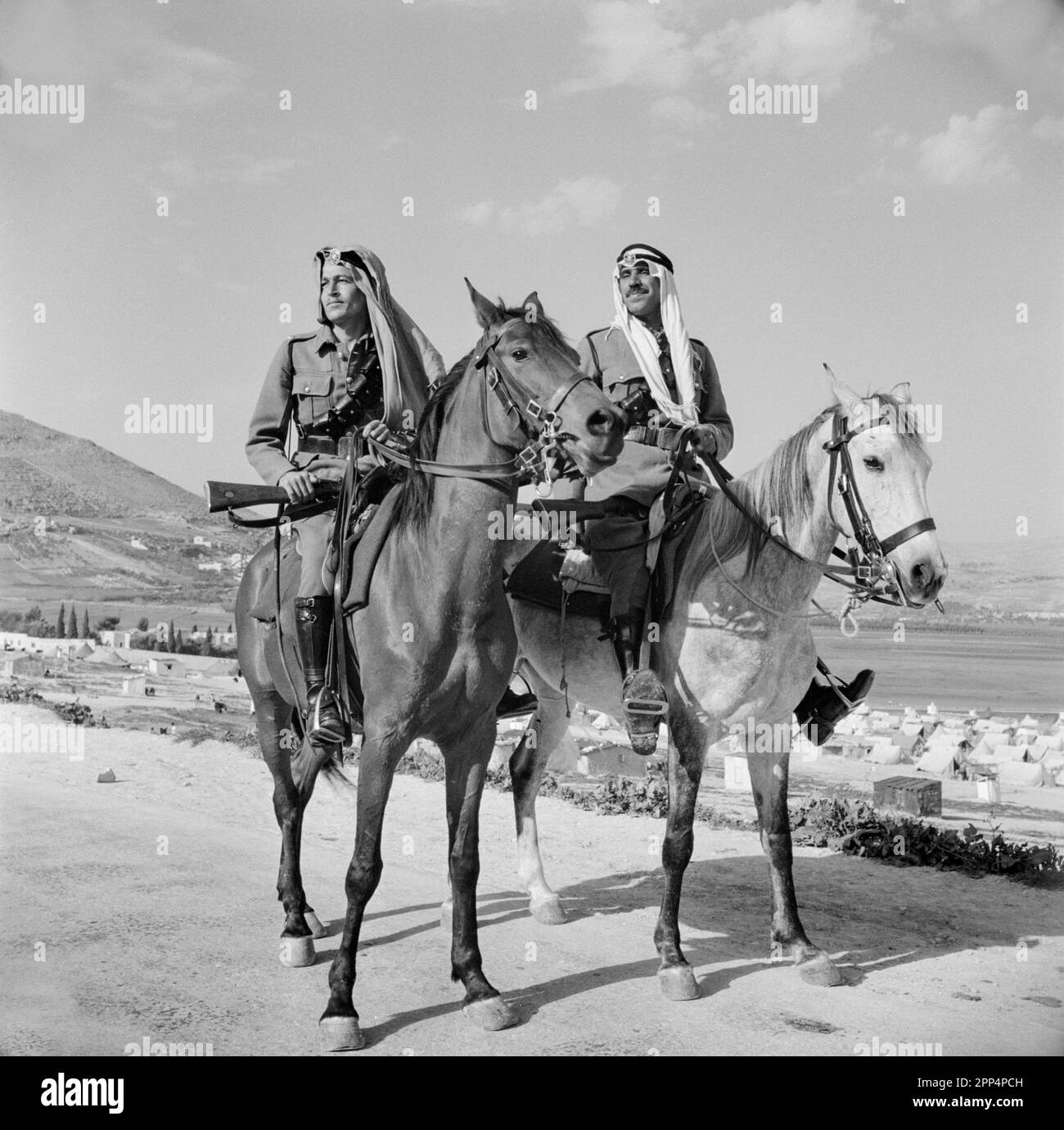 Deux membres de la Légion arabe en patrouille à cheval. Lieu : entre Amman et Jérusalem. Photographe : Willem van de Poll. Date: Peut-être au début de 1950s Banque D'Images