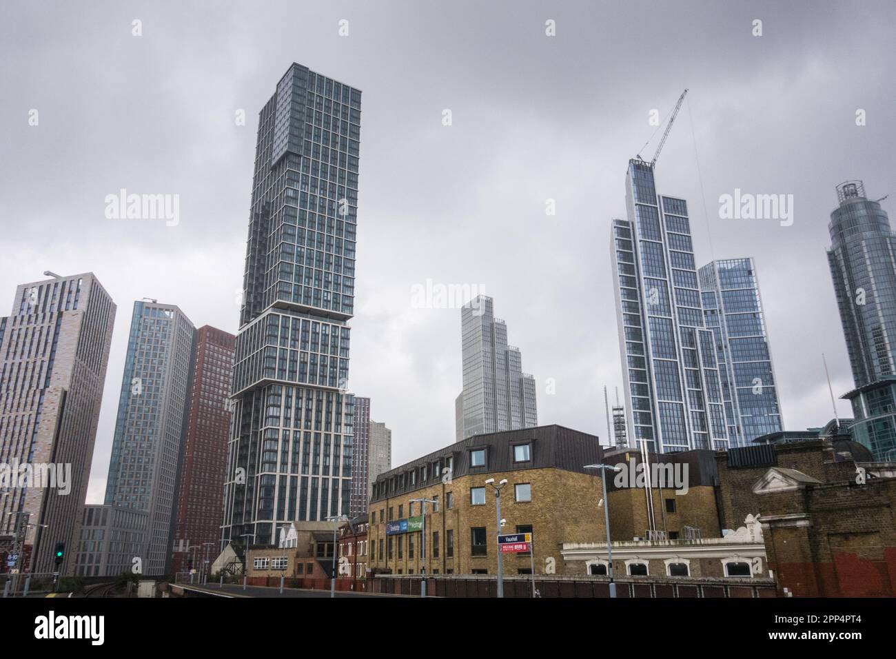 Des gratte-ciel s'élèvent autour de la gare de Vauxhall, Vauxhall, Londres, Angleterre, Royaume-Uni Banque D'Images