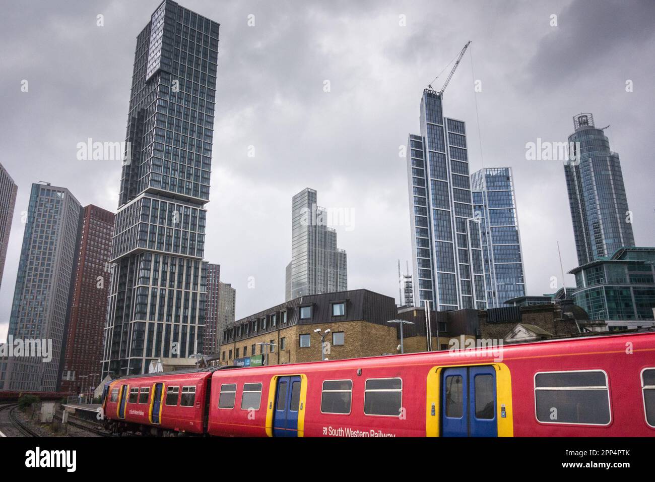 Train de banlieue South Western Railway arrivant à la gare de Vauxhall, Vauxhall, Londres, Angleterre, Royaume-Uni Banque D'Images