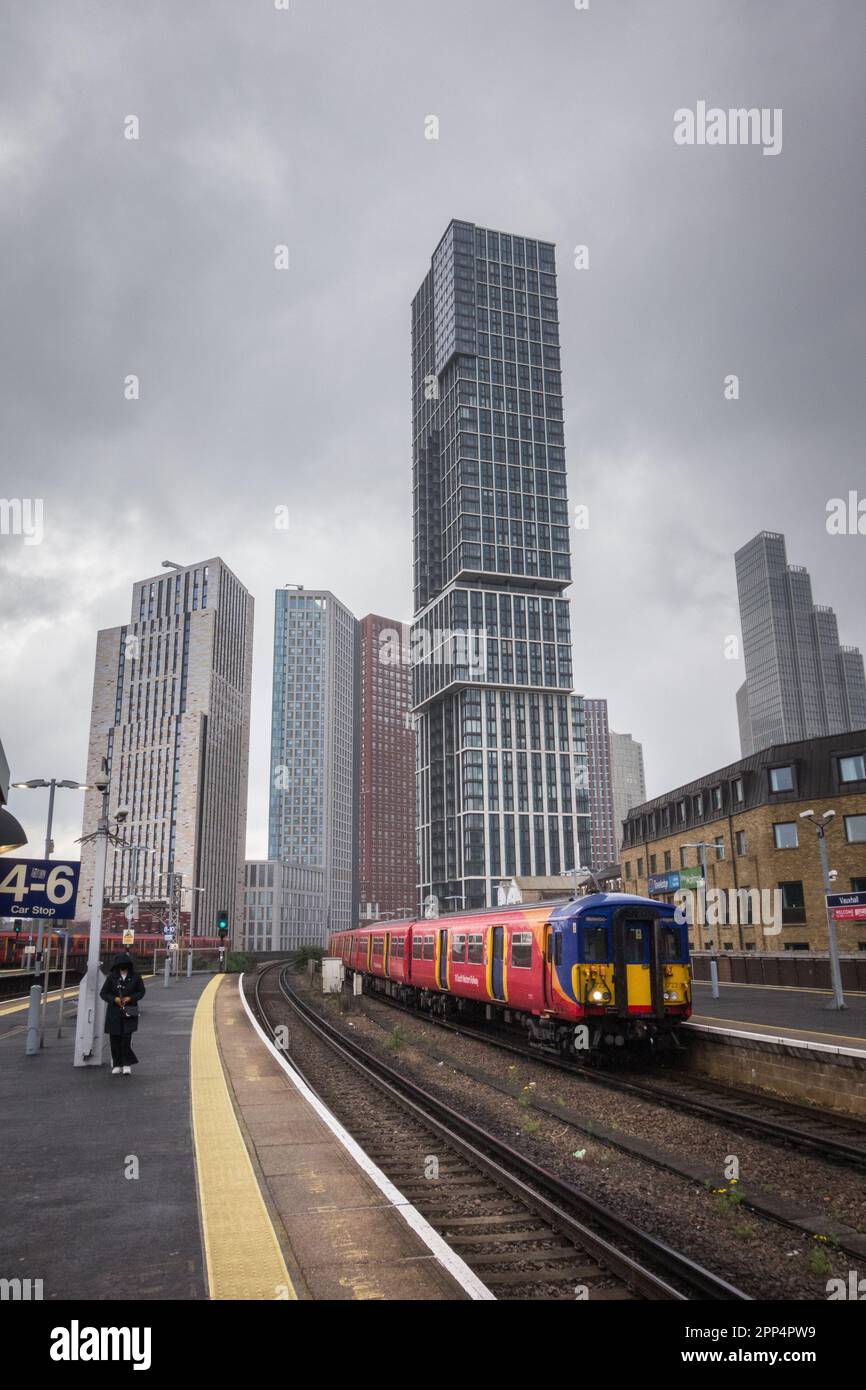 Train de banlieue South Western Railway arrivant à la gare de Vauxhall, Vauxhall, Londres, Angleterre, Royaume-Uni Banque D'Images