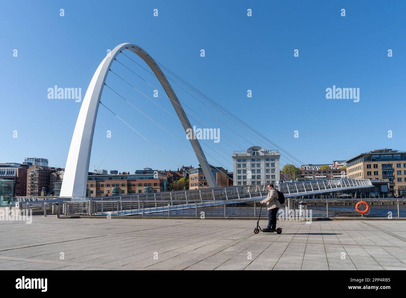 Vue sur le pont du Millénaire de Gateshead, ou pont « œil clignotant », sur la rivière Tyne à Gateshead, Royaume-Uni. Banque D'Images