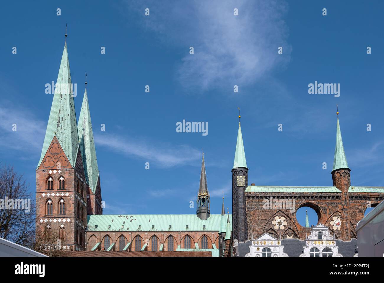 Marienkirche Lubeck (église Sainte-Marie) et une partie de l'hôtel de ville historique, tous deux en brique architecture dans la vieille ville de la ville hanséatique contre un Banque D'Images