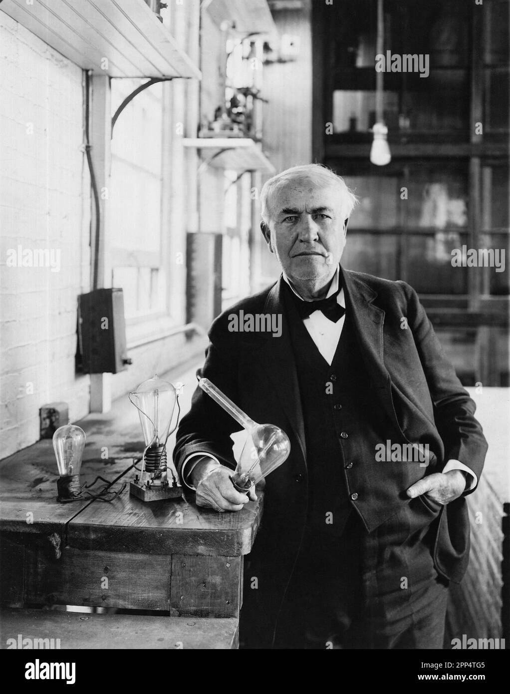 Thomas Edison en laboratoire avec des ampoules « Edison Effect ». c 1919. New Jersey. Banque D'Images