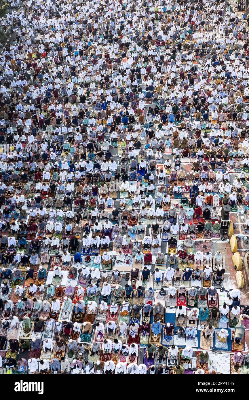 Jakarta. 22nd avril 2023. Cette photo aérienne prise sur 22 avril 2023 montre les musulmans indonésiens offrant des prières d'Eid al-Fitr à Jatinegara, Djakarta, Indonésie. Credit: Veri Sanovri/Xinhua/Alay Live News Banque D'Images
