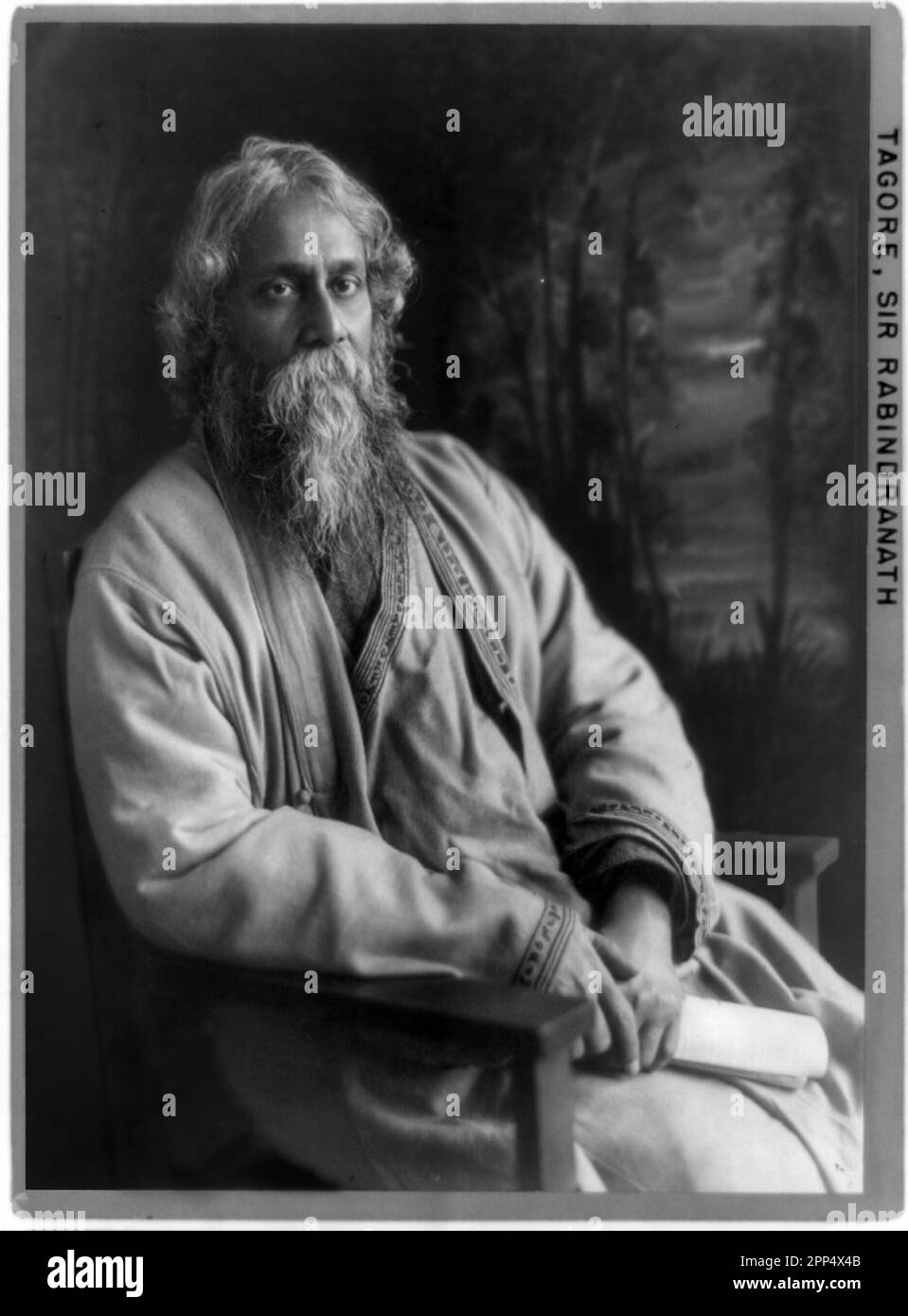 Rabindranath Tagore, portrait de trois quarts de longueur, assis, orienté vers la droite. Vers 1917. Photographe inconnu. Banque D'Images