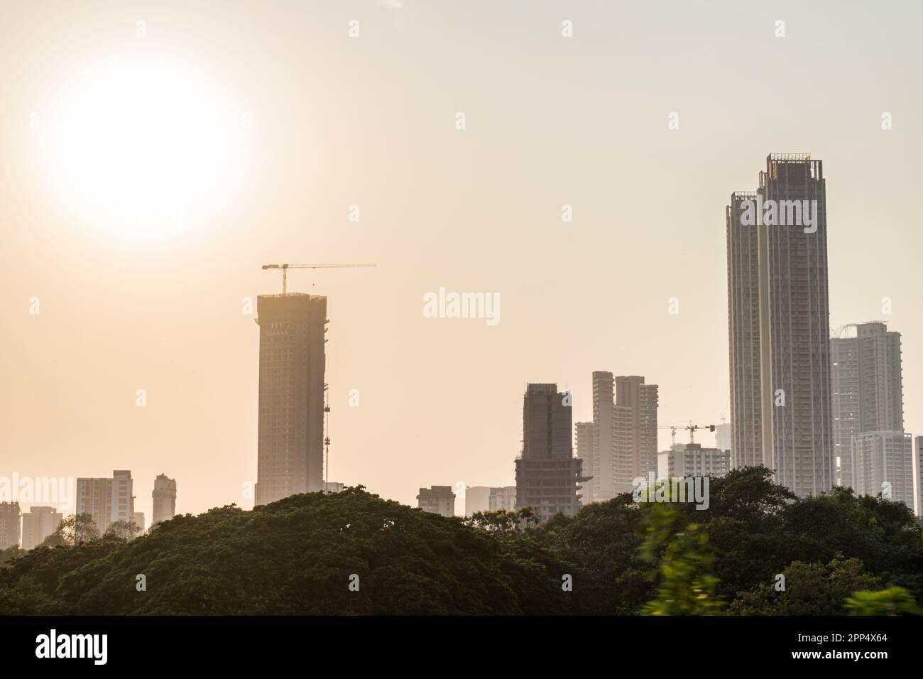 Les gratte-ciel de ville moderne de haut en haut bâtiments pendant la journée à Mumbai, Inde Banque D'Images