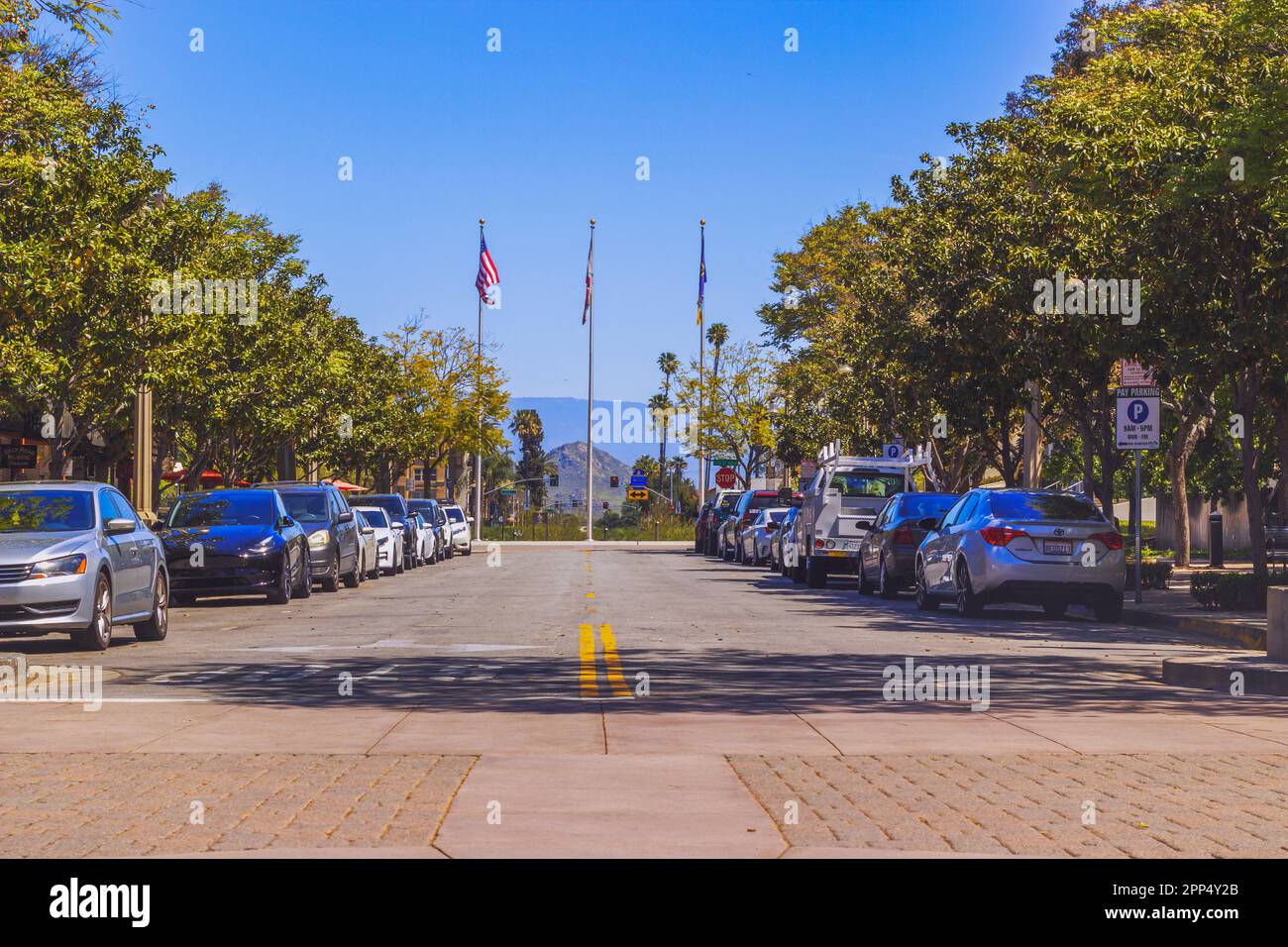 Cette image captivante illustre le cœur de Riverside, dans la rue principale de Californie, avec l'historique Mission Inn, Banque D'Images