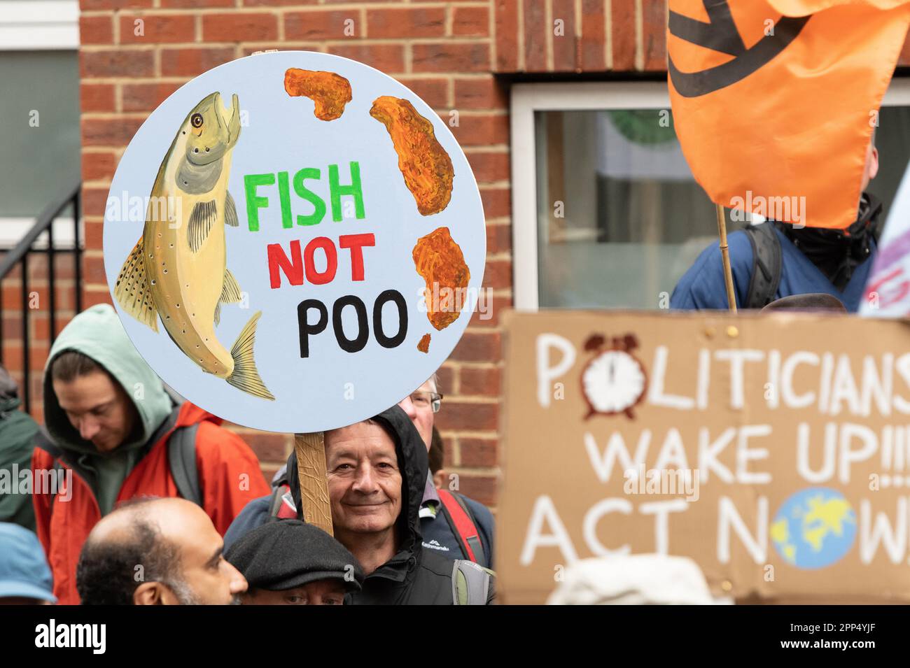 Londres, Royaume-Uni. 21 avril 2023. Une pancarte "Fish Not Poo" - faisant référence à la pollution de l'eau - lors d'une manifestation au 55 Tufton Street, maison des lobbyistes de droite. Banque D'Images