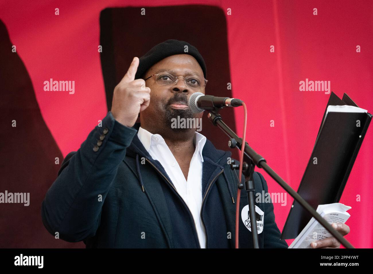 Londres, Royaume-Uni. 21 avril 2023. Le poète et romancier nigérian-britannique Ben Okri s'adresse à un rassemblement devant le Parlement, le 1 jour de quatre jours de protestation contre le climat Banque D'Images