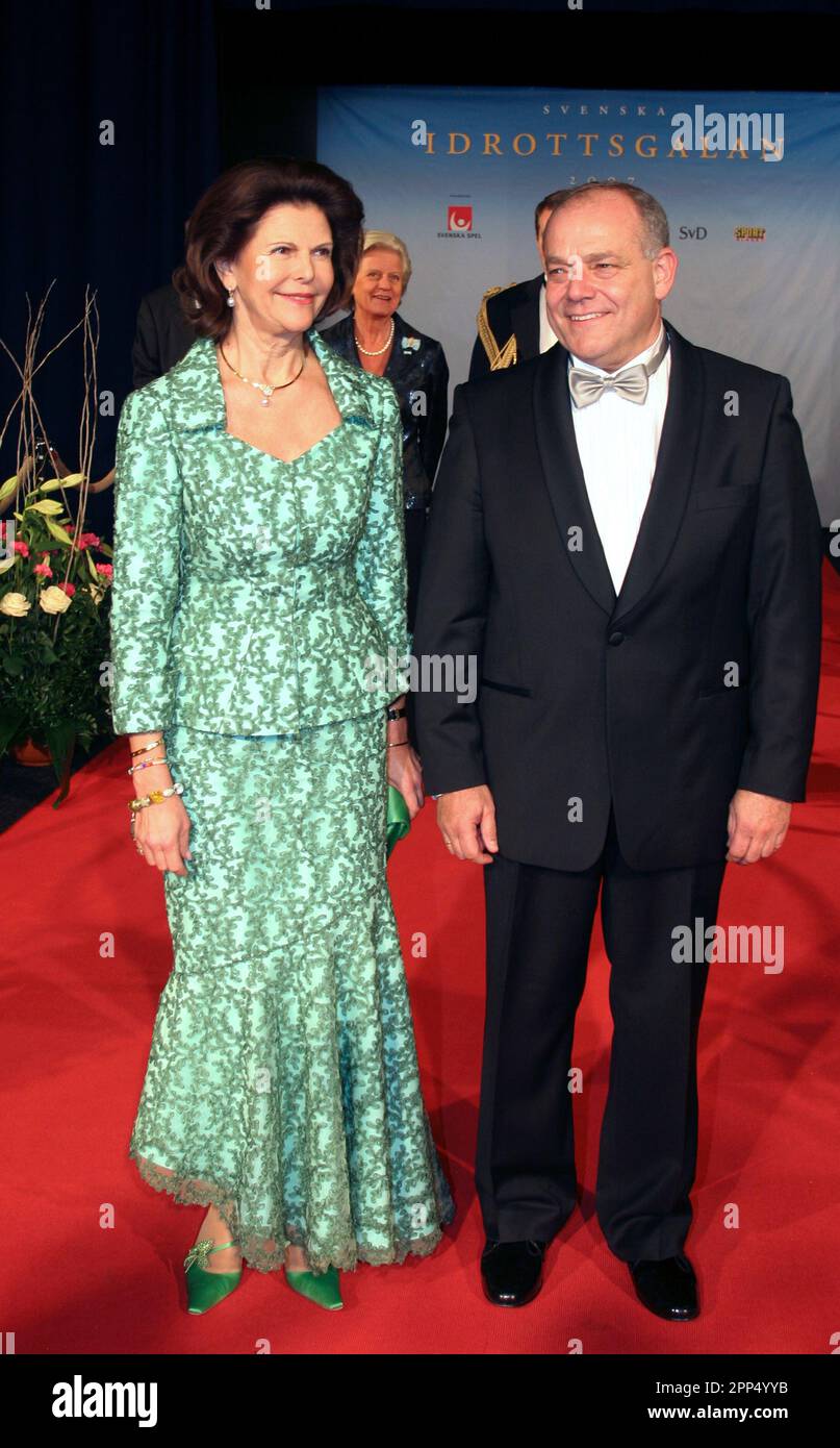 LA REINE SILVIA de Suède au gala sportif annuel dans l'arène du Globe de Stockholm où elle a été amenée à la table par Mikael Santoft, présidente de la Confédération suédoise du sport Banque D'Images