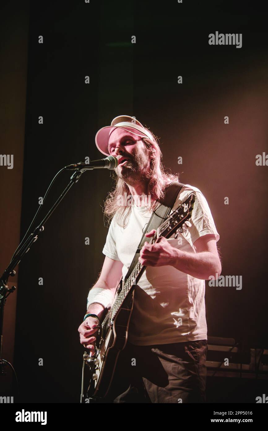 Berne, Suisse. 21st avril 2023. Le groupe allemand de rock indépendant Sportfreunde Stiller joue un concert à Bierhübeli à Berne. Ici, le chanteur et musicien Peter Brugger est vu en direct sur scène. (Crédit photo : Gonzales photo/Alamy Live News Banque D'Images