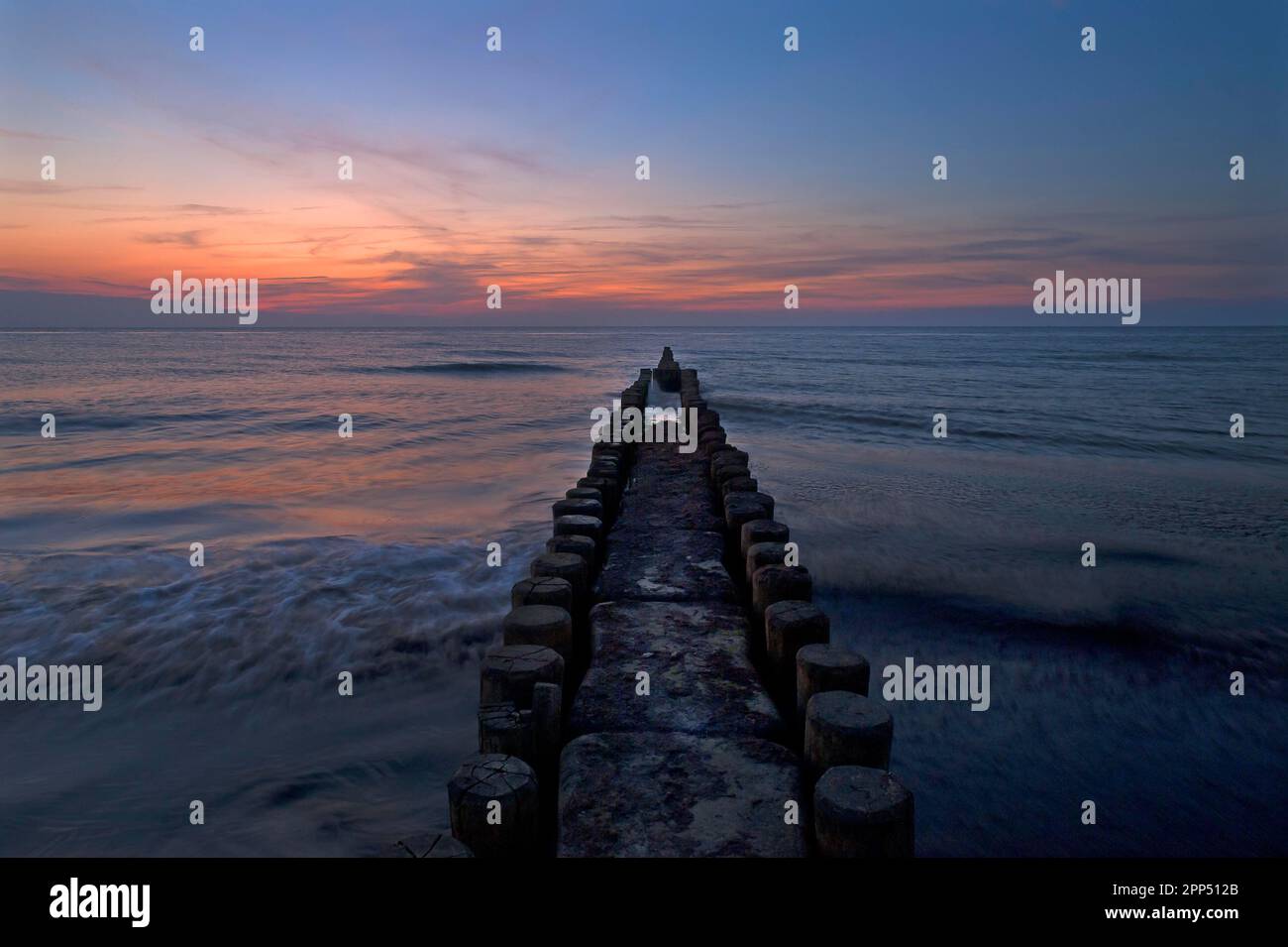 Ambiance nocturne sur la plage de la mer Baltique, groyne devant comme protection côtière, Ahrenshoop, Darss, Mecklenburg-Poméranie occidentale, Allemagne Banque D'Images