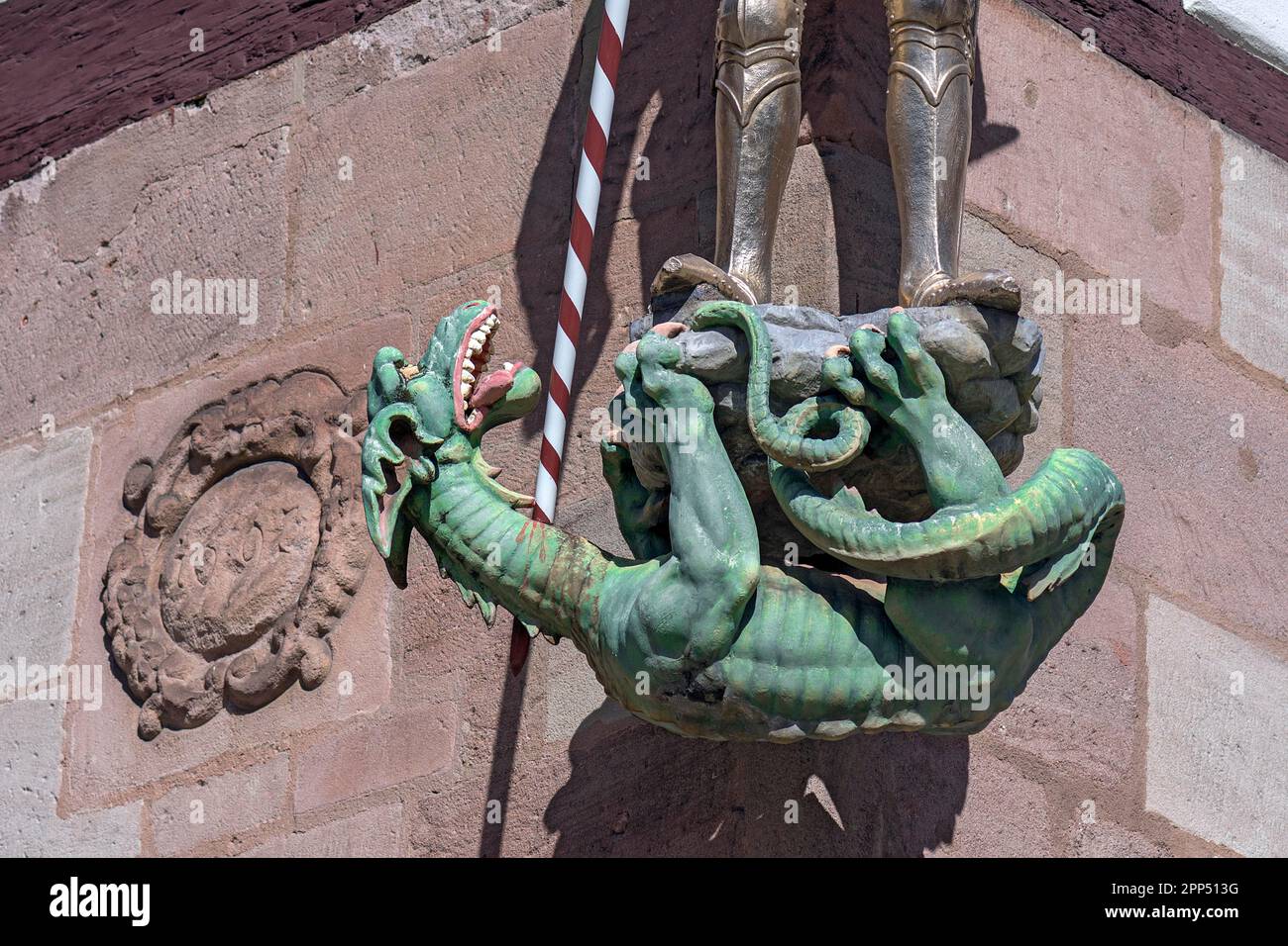 Figure de dragon sous la sculpture de Saint George à Pilatus House à partir de 1603, Tiergaertnertorplatz, Nuremberg, moyenne-Franconie, Bavière, Allemagne Banque D'Images