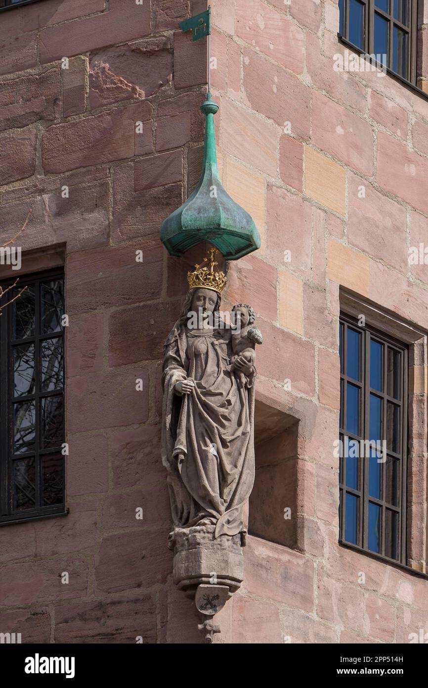 Sculpture de la Madonna avec l'enfant, figure de maison sur un bâtiment résidentiel et commercial, Sebaldusplatz, Nuremberg, moyenne-Franconie, Bavière Banque D'Images