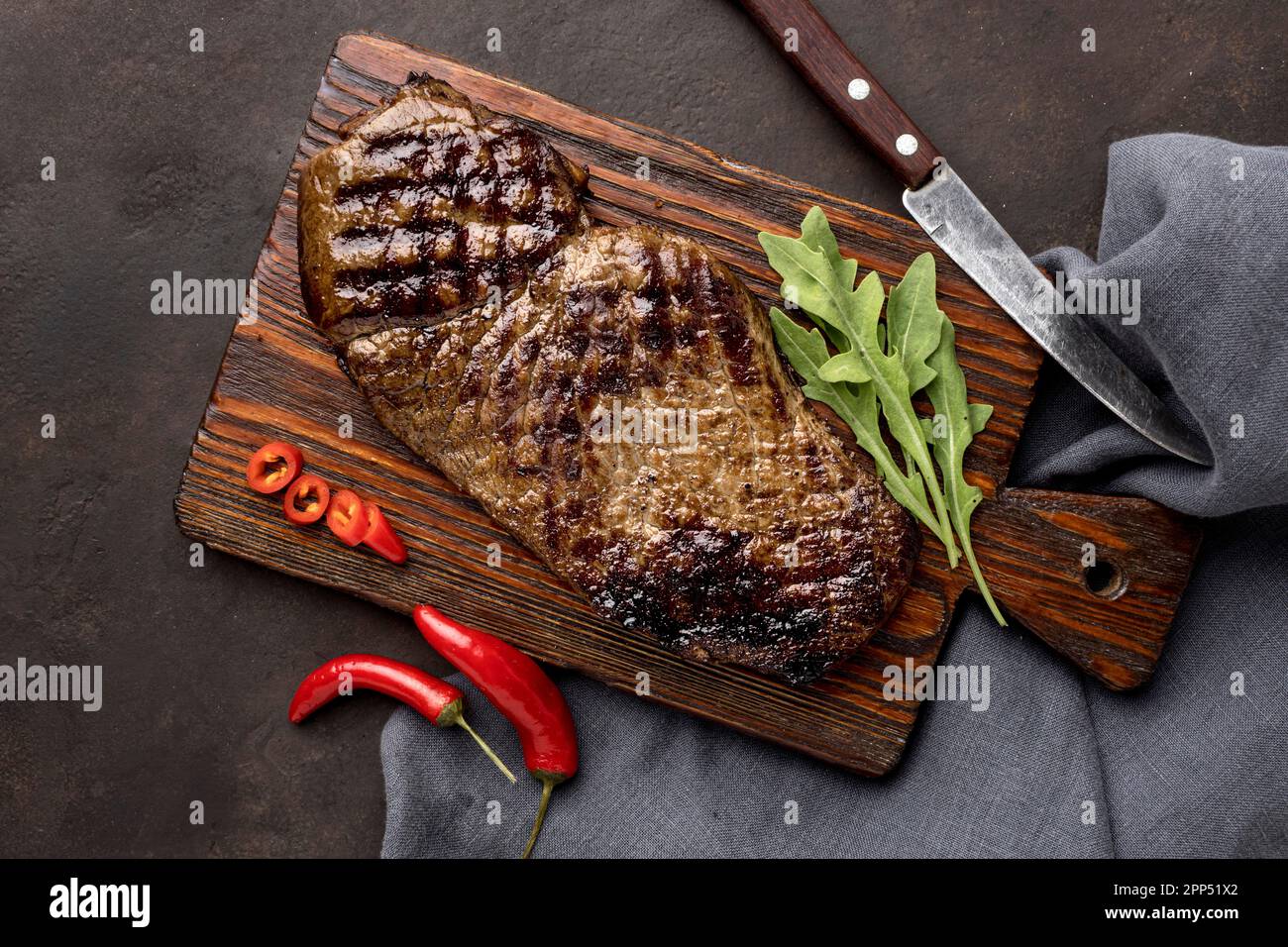 Panneau en bois avec viande grillée Banque D'Images