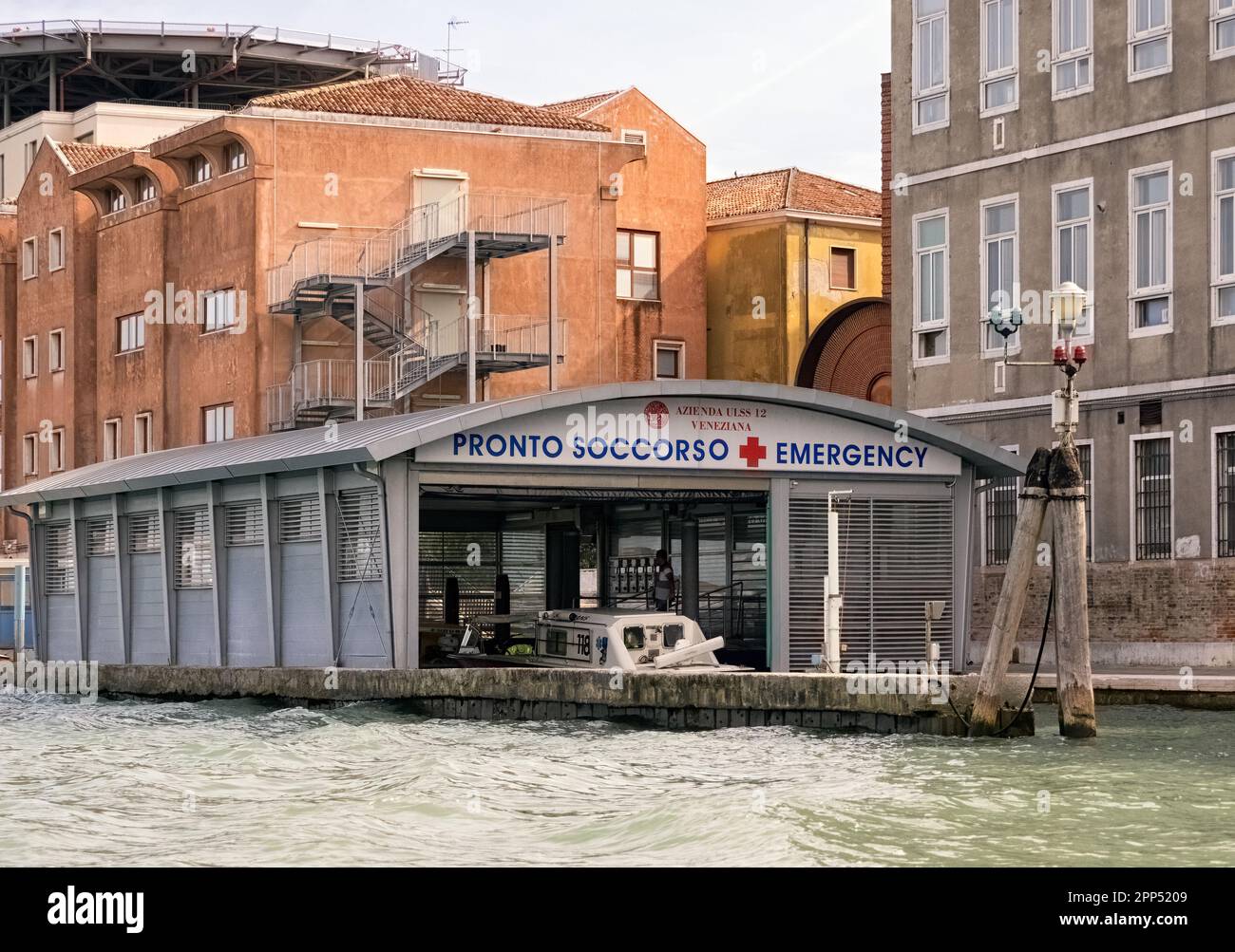VENISE, ITALIE - 13 SEPTEMBRE 2017 : vue extérieure de la station de bateau Ambulance Banque D'Images