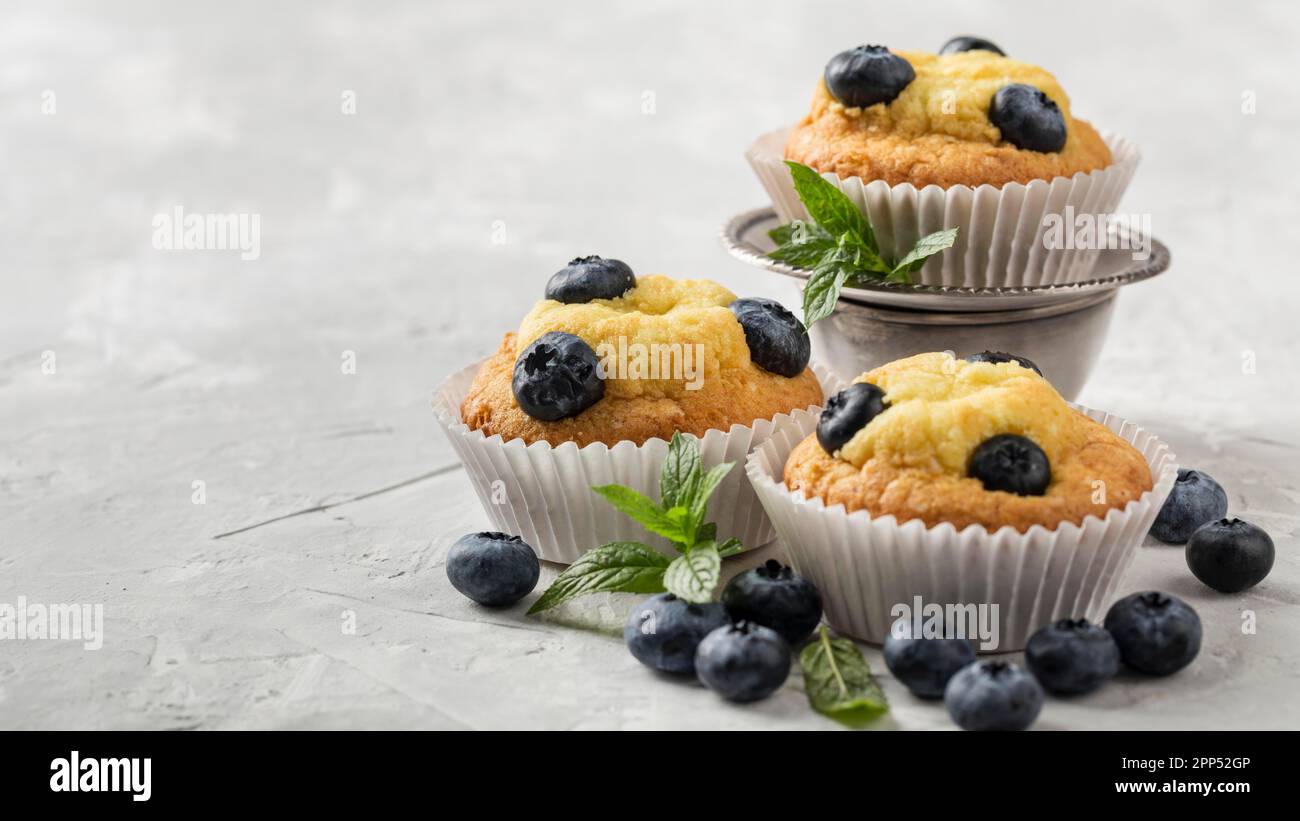 Grande vue savoureux cupcake avec des fruits de la forêt de bleuets Banque D'Images