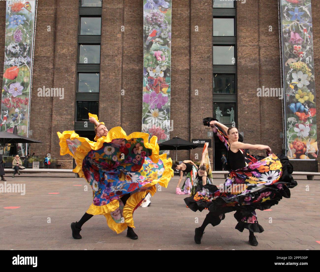 Londres, Royaume-Uni. 22nd avril 2022. Les danseurs répètent pour un rituel de danse spécial créé par l'artiste de la Croix du Roi dans leur résidence, Lucy Orta, qui dirigera le programme de la journée de la Terre bourrée de confiture du domaine le samedi 22 avril. Les jupes dramatiques reflètent les motifs sur Fabulae Naturae, trois draperies de 60 pieds ornant le Granary Building.Paul Quezada-Neiman/Alay Live News crédit: Paul Quezada-Neiman/Alay Live News Banque D'Images